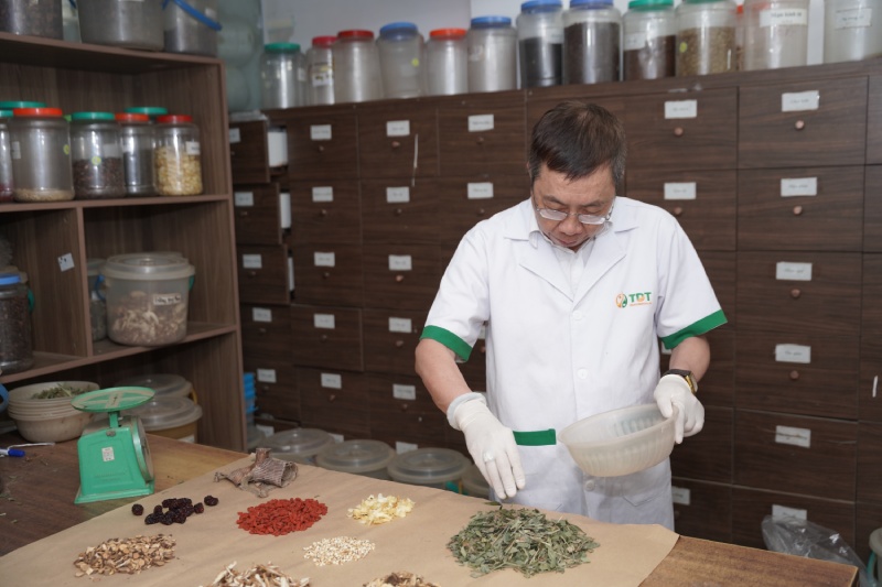 Hình ảnh Lão Tuấn đang bốc thuốc cho Bài thuốc thang gia giảm trị mất ngủ (Ảnh minh họa)