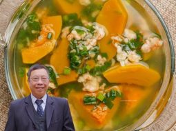 Canh bí đỏ nấu tôm tốt cho xương khớp