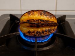 Nướng 1 quả khế chua chà 15 phút mỗi ngày: Dịu đau gót chân, gai cột sống