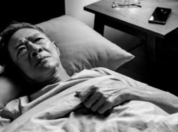 Lí giải căn nguyên người cao tuổi hay mất ngủ về đêm