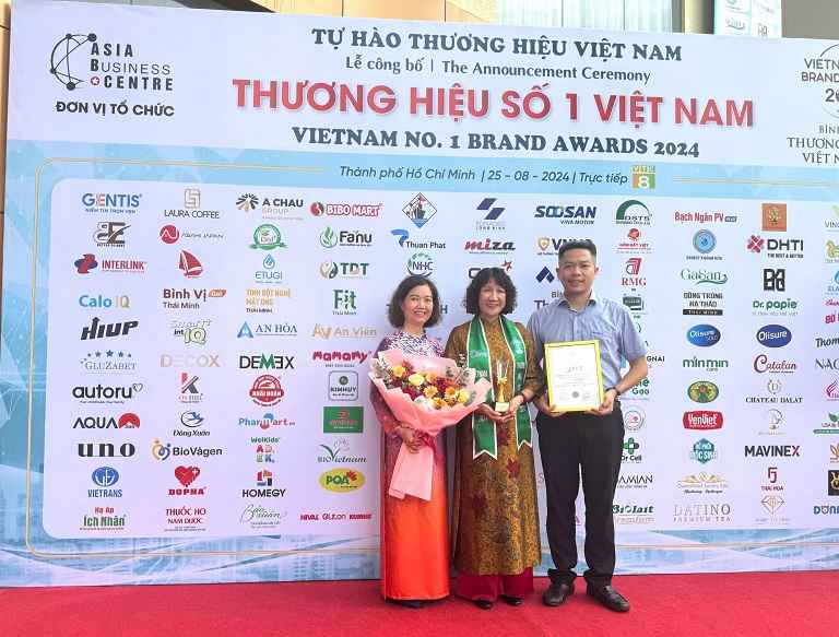 Ông Nguyễn Quang Hưng – Tổng Giám Đốc trung tâm Thuốc Dân Tộc; Bác sĩ Nguyễn Thị Tuyết Lan – GĐ Chuyên Môn Thuốc Dân Tộc cơ sở Hà Nội và Bác sĩ Trần Thị Hương Lan – GĐ Chuyên Môn Thuốc Dân Tộc cơ sở Hồ Chí Minh tại thảm đỏ Lễ công bố Thương hiệu Số 1 Việt Nam 2024