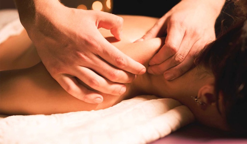 Bấm huyệt chữa thoái hóa đốt sống cổ hiệu quả, giảm đau cổ vai gáy