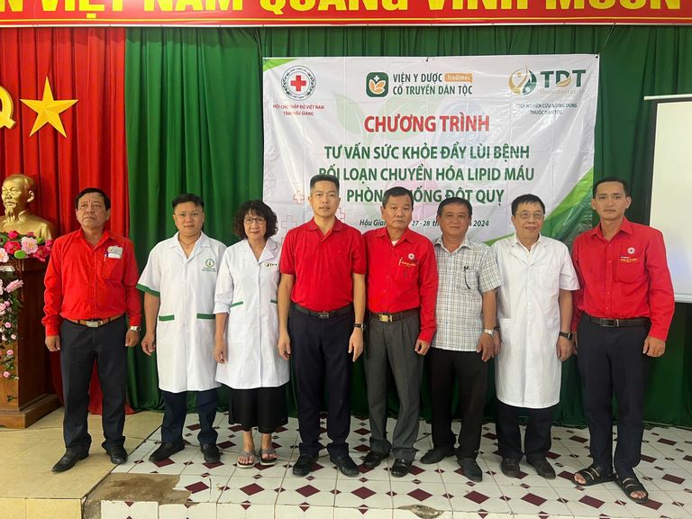 Đoàn các chuyên gia Trung tâm Thuốc Dân Tộc và Hội Chữ Thập Đỏ Tỉnh Hậu Giang