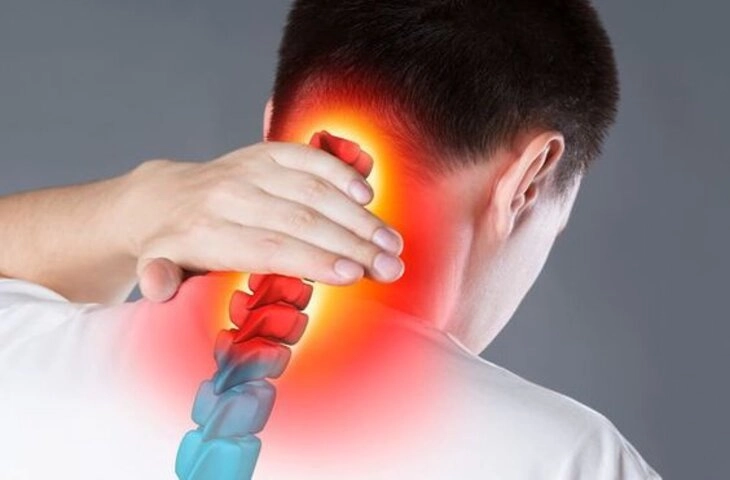 Các biểu hiện triệu chứng bị thoái hóa đốt sống cổ ở người trẻ