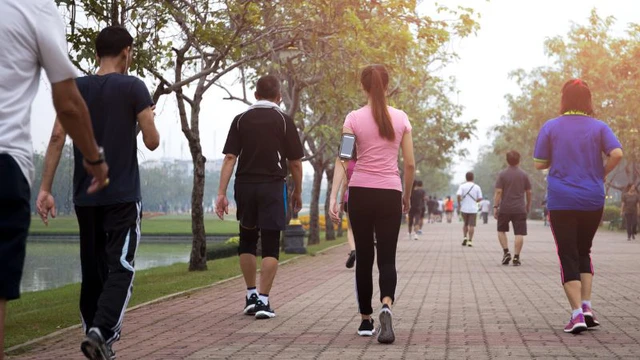 Thoát vị đĩa đệm có nên đi bộ? Lợi ích & cách đi bộ đúng cách