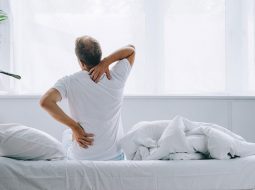Thoát vị đĩa đệm: Có nên nằm nhiều? Hướng dẫn phục hồi đúng cách