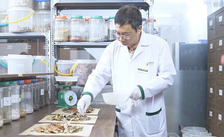 Mỗi thang thuốc Lão bốc đều được cá nhân hóa chuẩn chỉnh dựa trên cơ địa, bệnh tình của từng người Mỗi thang thuốc Lão bốc đều được cá nhân hóa chuẩn chỉnh dựa trên cơ địa, bệnh tình của từng người