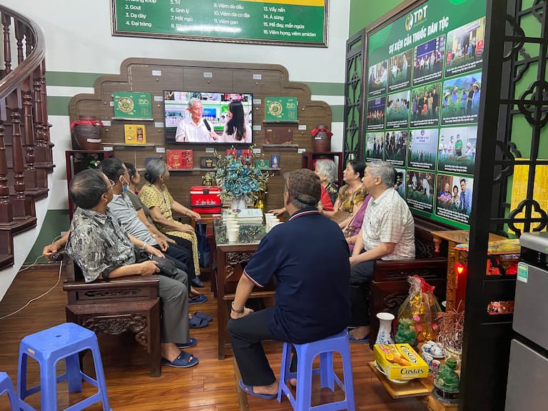 Hàng ngày, Lão vẫn tiếp đón rất nhiều lượt bệnh nhân đến thăm khám, cắt thuốc dạ dày Hàng ngày, Lão vẫn tiếp đón rất nhiều lượt bệnh nhân đến thăm khám