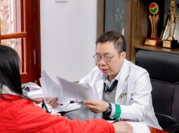 Lão sẽ thăm khám cẩn thận cho từng bà con trước khi lên phác đồ nên bà con cứ yên tâm