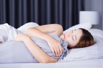 Tư thế đúng về cách nằm giảm đau dạ dày tốt cho tỳ vị