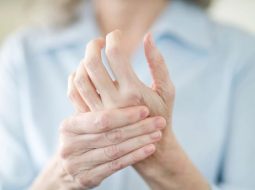 Đau nhức xương khớp tê bì chân tay: Chớ để lâu mà hại thêm