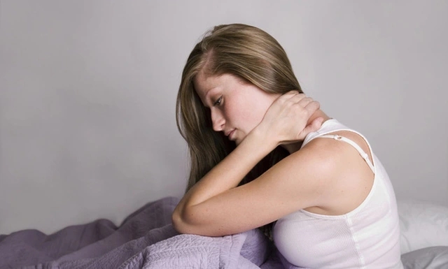 Tìm hiểu chứng Đau vai gáy kèm mất ngủ và hướng điều trị