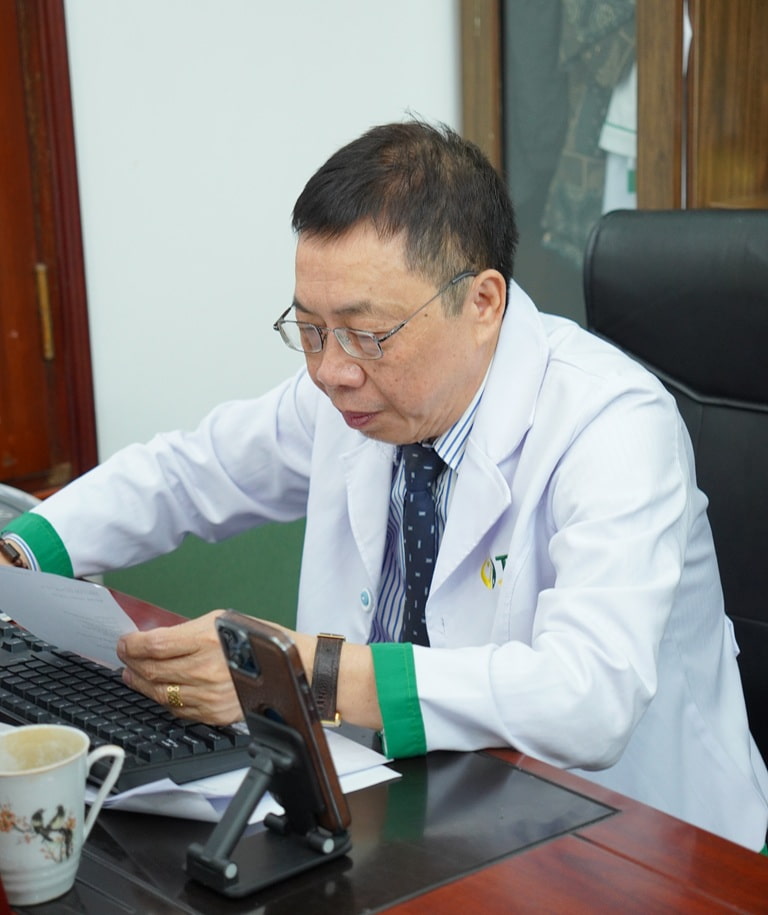 Lão luôn bắt mạch cẩn thận, xem xét kỹ lưỡng để tìm ra căn nguyên rồi mới lên đơn, bốc thuốc.