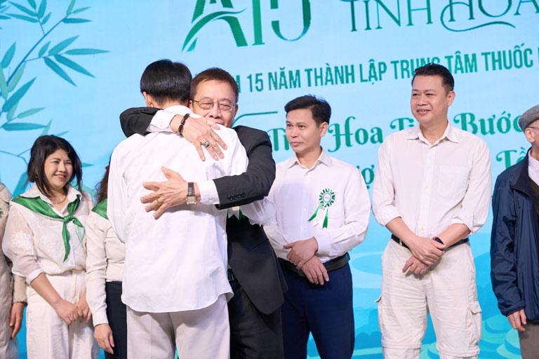 Lão xúc động nhận ra một cháu bệnh nhân cũ đã từng điều trị 