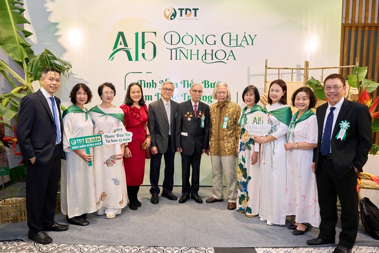 Lão Tuấn vinh dự chụp ảnh lưu niệm cùng đoàn khách quý