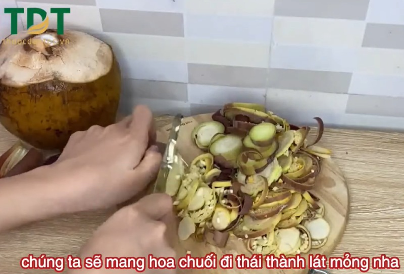 Cải thiện gai cột sống, thoát vị đĩa đệm bằng dừa và hoa chuối