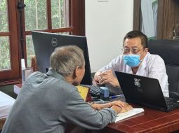 Bà con có bệnh đừng dấu, cứ chia sẻ với Lão, Lão sẽ giúp bằng hết khả năng để bà con sớm khỏe