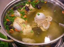 Nước hầm xương có thật sự tốt cho người thoái hóa khớp?