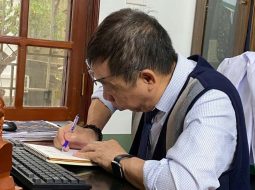 Hàng ngày, Lão vẫn kiên trì thăm khám, kê đơn cho đông đảo bà con khắp mọi miền gần xa