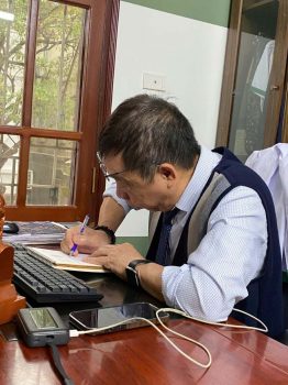 Hàng ngày, Lão vẫn kiên trì thăm khám, kê đơn cho đông đảo bà con khắp mọi miền gần xa