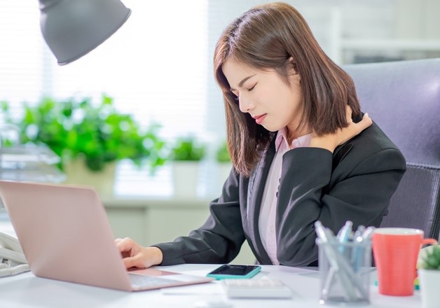 Thoái hóa cột sống cổ ở dân văn phòng: Cần thay đổi thói quen