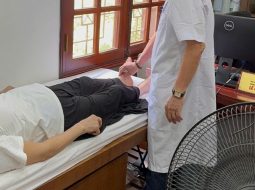 Biểu hiện thoái hóa cột sống ở người cao tuổi và giải pháp hỗ trợ