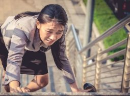 Thoái hóa cột sống thắt lưng leo cầu thang có ảnh hưởng không?