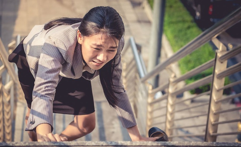 Thoái hóa cột sống thắt lưng leo cầu thang có ảnh hưởng không?