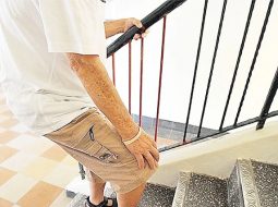 Thoái hóa khớp gối có nên leo cầu thang không? Cần tránh gì?