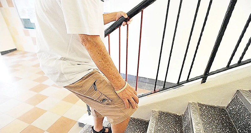 Thoái hóa khớp gối có nên leo cầu thang không? Cần tránh gì?