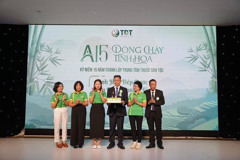 Lão Tuấn cùng anh Hưng và các cộng sự thổi bánh chúc mừng buổi lễ