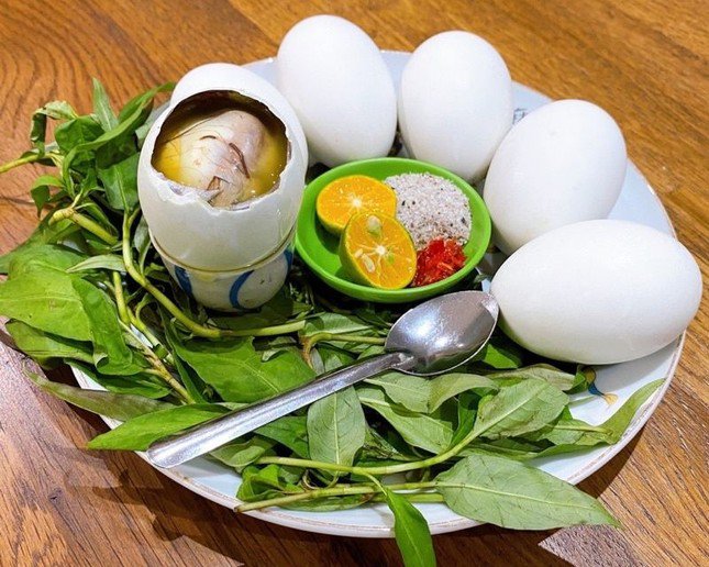 Đau dạ dày ăn trứng vịt lộn được không? Lão Tuấn lý giải