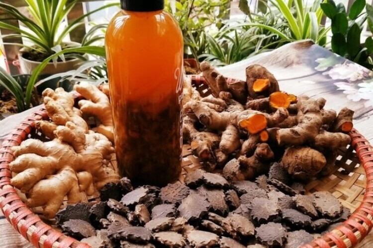 Hạt gấc ngâm rượu chữa xương khớp: Mẹo dân gian chớ coi thường