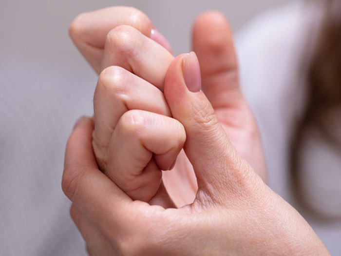 Bẻ khớp tay có hại không? Lão Tuấn nói cho bà con hiểu