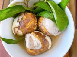 Bệnh xương khớp có ăn được trứng vịt lộn không? Có sưng viêm không?