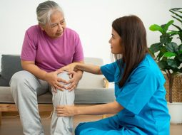 Cách chăm sóc bệnh nhân thoái hóa khớp tuổi cao