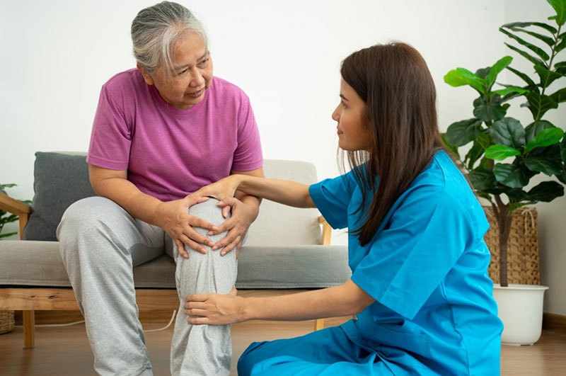 Cách chăm sóc bệnh nhân thoái hóa khớp tuổi cao tại nhà