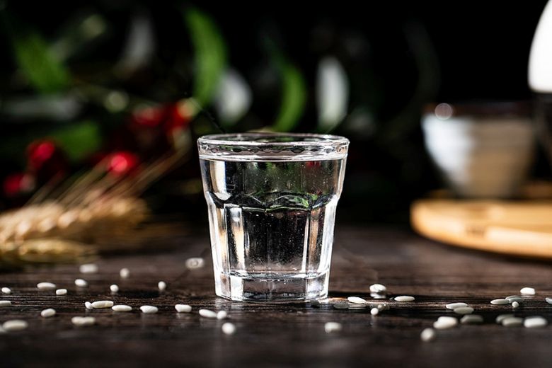 Chăm sóc tại nhà cho bà con: Cách trị nổi mề đay thoa rượu hiệu quả