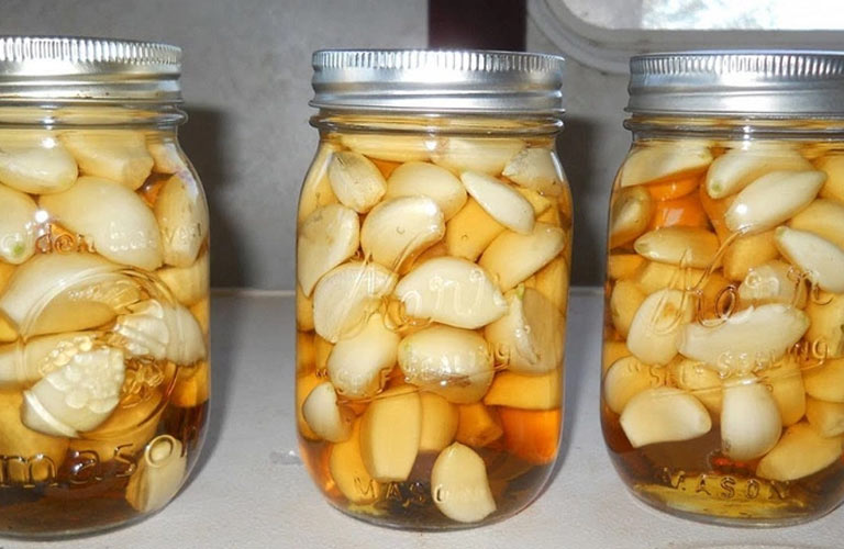 Cách ngâm rượu tỏi chữa bệnh xương khớp đúng theo Y học cổ truyền