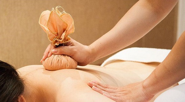 Lá đắp đau xương khớp – mẹo dân gian, liệu có thật sự hiệu quả?