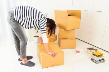 Đau cột sống khi nâng vật nặng – chớ coi thường dấu hiệu nhỏ