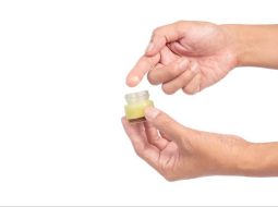 Đau khớp có nên xoa dầu? Lời khuyên từ Lão Tuấn