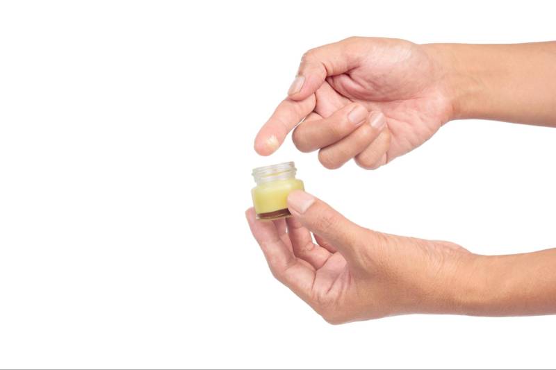 Đau khớp có nên xoa dầu? Lời khuyên từ Lão Tuấn