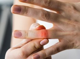 Đau khớp ngón tay buổi sáng: Dấu hiệu nhỏ, cảnh báo lớn