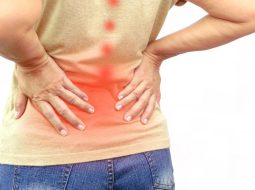 Đau lưng từng cơn theo thời tiết – Dấu hiệu không nên xem nhẹ