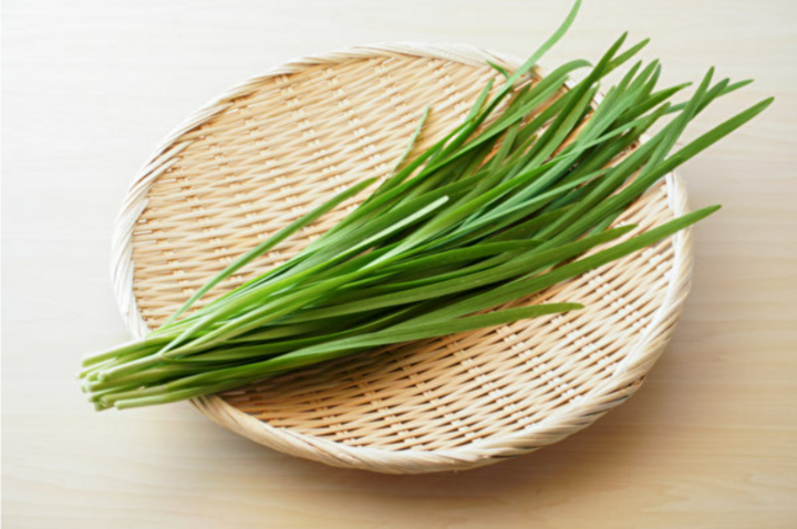 Cách trị mề đay bằng lá hẹ: Mẹo dân gian dễ làm, dễ áp dụng