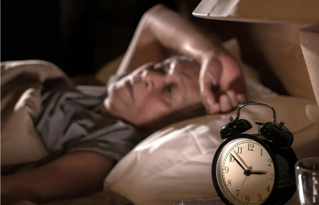 Người già mất ngủ nên uống gì? Gợi ý từ Lão Tuấn giúp bà con ngủ ngon giấc