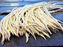 Ngó sen có màu trắng ngà và giòn