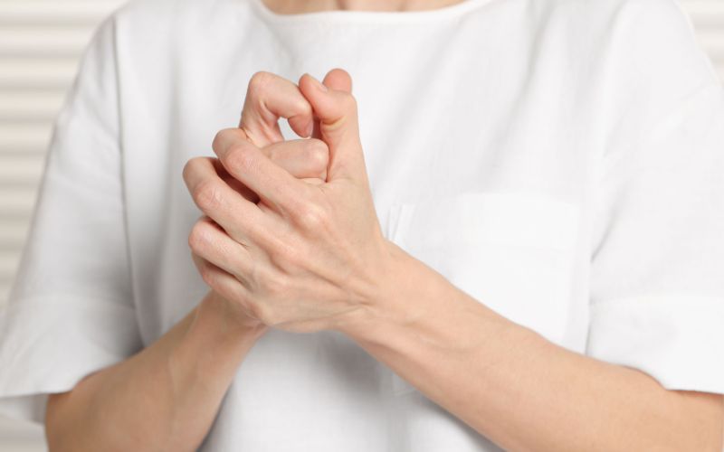 Bẻ khớp ngón tay có ảnh hưởng gì không? Đừng xem nhẹ!