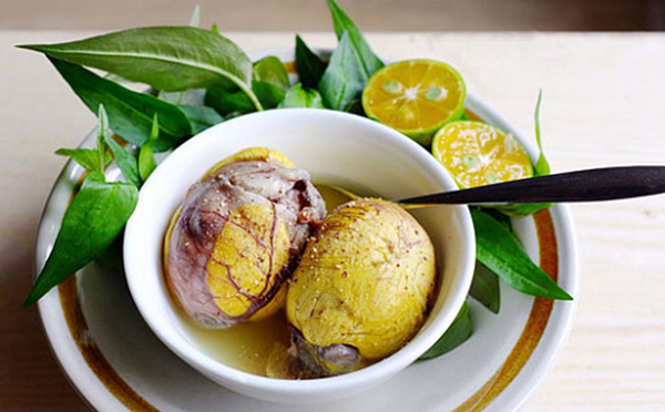 Bệnh xương khớp có ăn được trứng vịt lộn không?